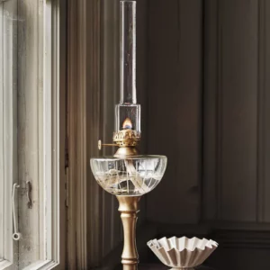 lampe à huile en verre transparent et pied en métal doré petit format à poser au look rétro pour un éclairage alternatif plus doux… possibilité de jouer sur l'intensité de la flamme