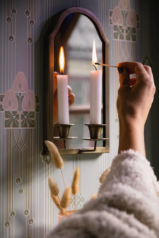 bougeoir mural en laiton doré et son miroir pour refléter la flamme de la bougie … tendance rétro éclairage naturel doux