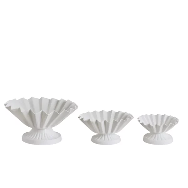 set de 3 corbeilles sur pied en métal en forme de fleur . 3 couleurs différentes pour la cuisine, l'apéritif, en décoration sur une table avec des fruits secs …