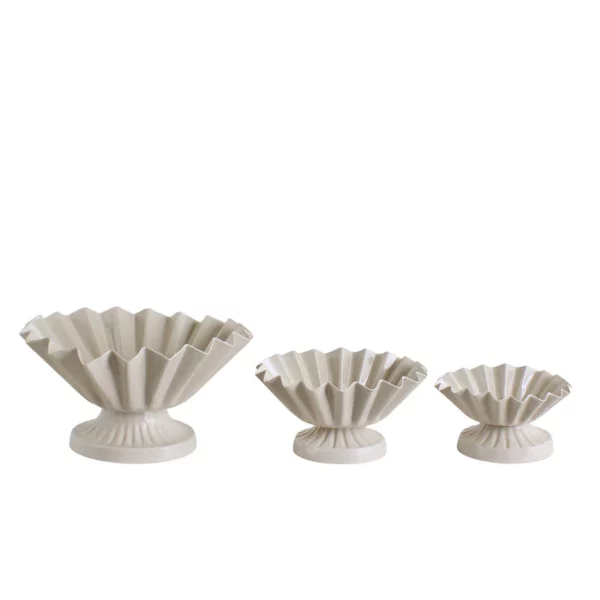 set de 3 corbeilles sur pied en métal en forme de fleur . 3 couleurs différentes pour la cuisine, l'apéritif, en décoration sur une table avec des fruits secs …