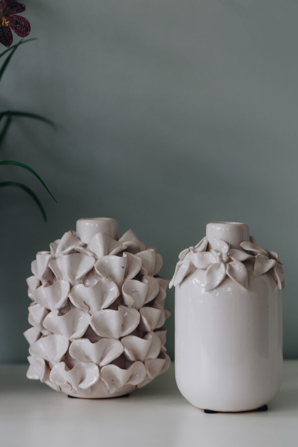vases en céramique avec pétales de fleur en relief dessus, de couleur crème. …
