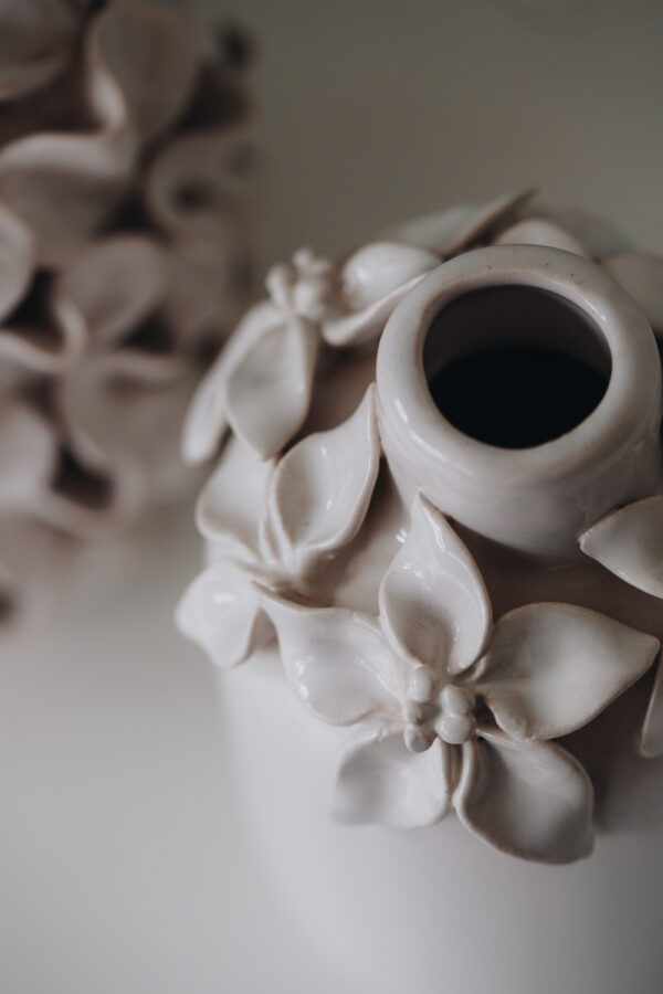 vases en céramique avec pétales de fleur en relief dessus, de couleur crème…