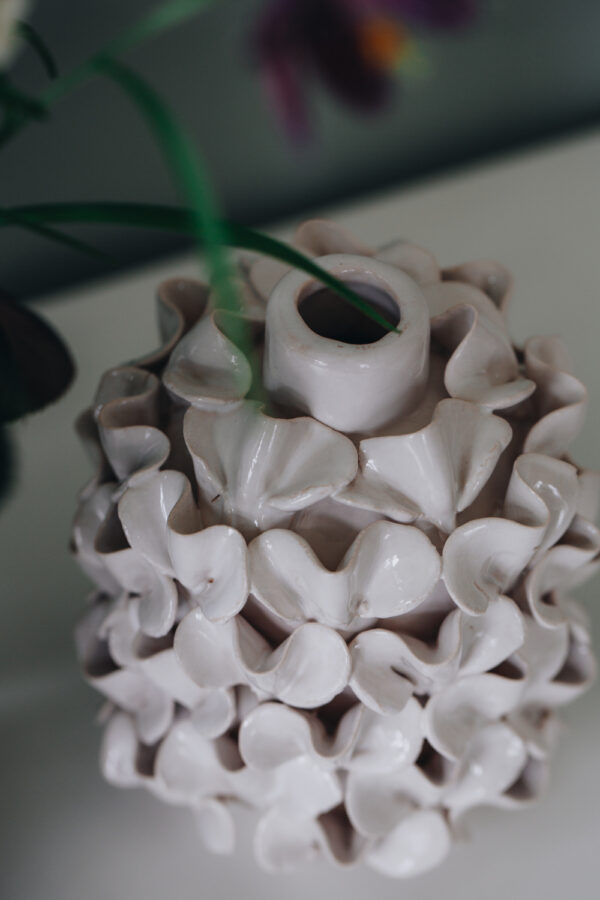 vases en céramique avec pétales de fleur en relief dessus, de couleur crème.…