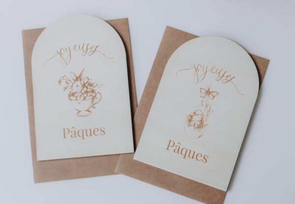 Cartes postales en bois gravées pour Pâques. elles sont livrées avec leur enveloppe en papier kraft.