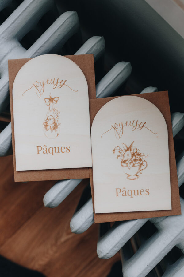 Cartes postales en bois gravées pour Pâques. elles sont livrées avec leur enveloppe en papier kraft.