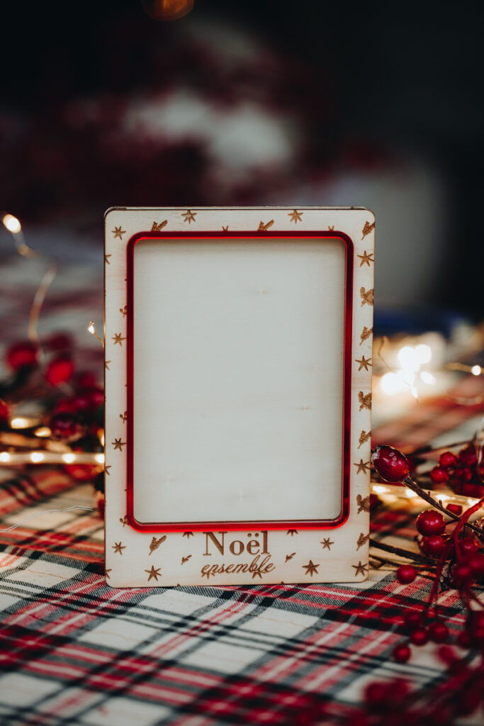 cadre photo noel en bois gravé et plexi miroir rouge