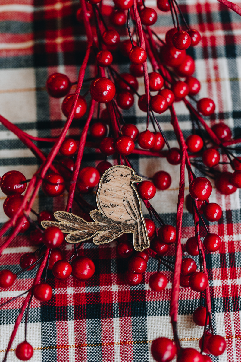 pin's en bois de noel oiseau et branche de sapin